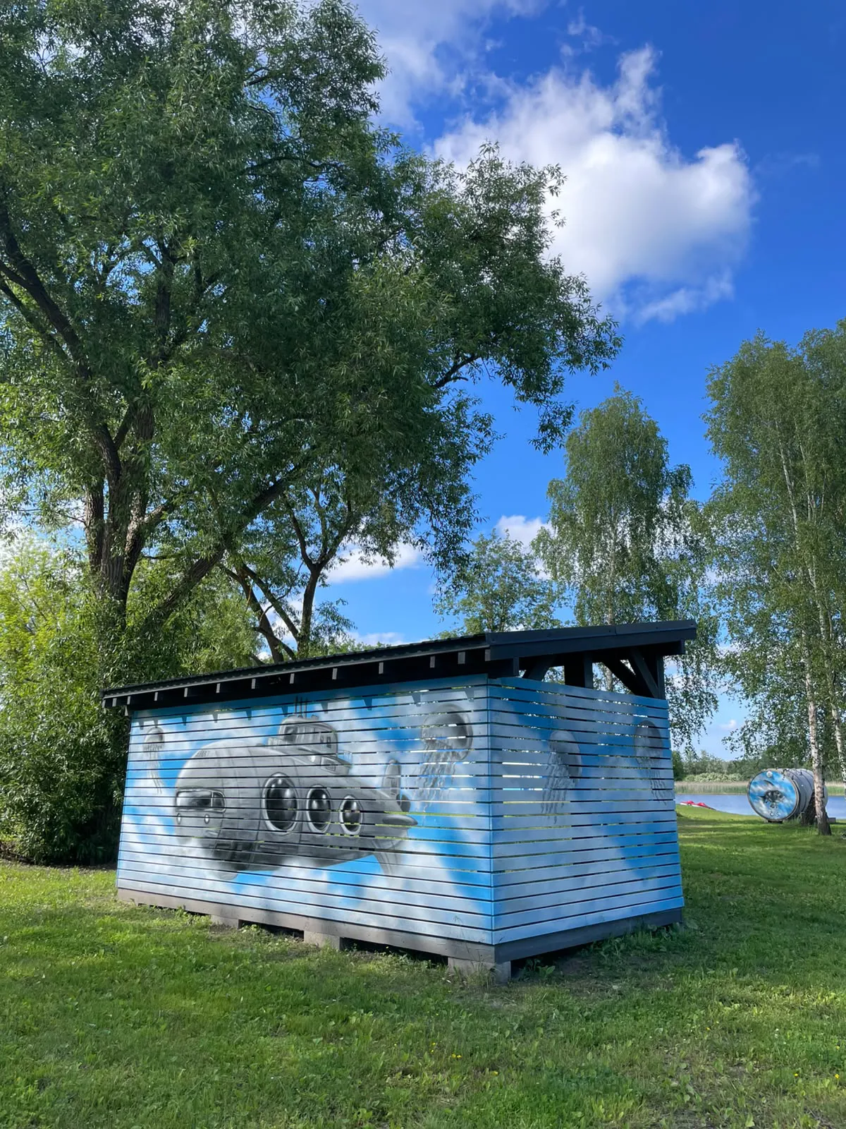 Piknika lapene ar gleznojumu Lielupes krastā