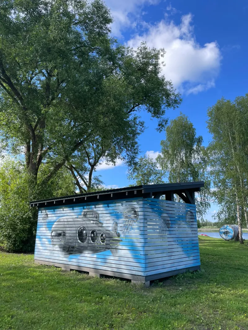 Piknika lapene ar gleznojumu Lielupes krastā