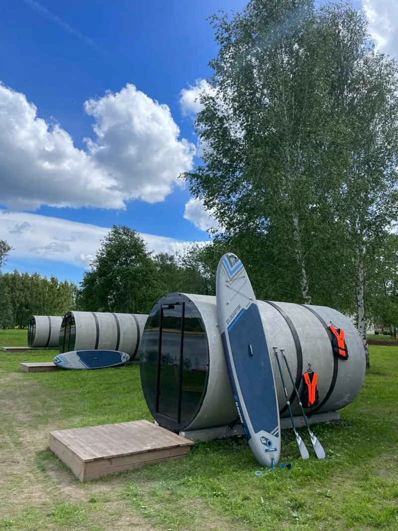 SUP dēlis un vestes pie kapsulas
